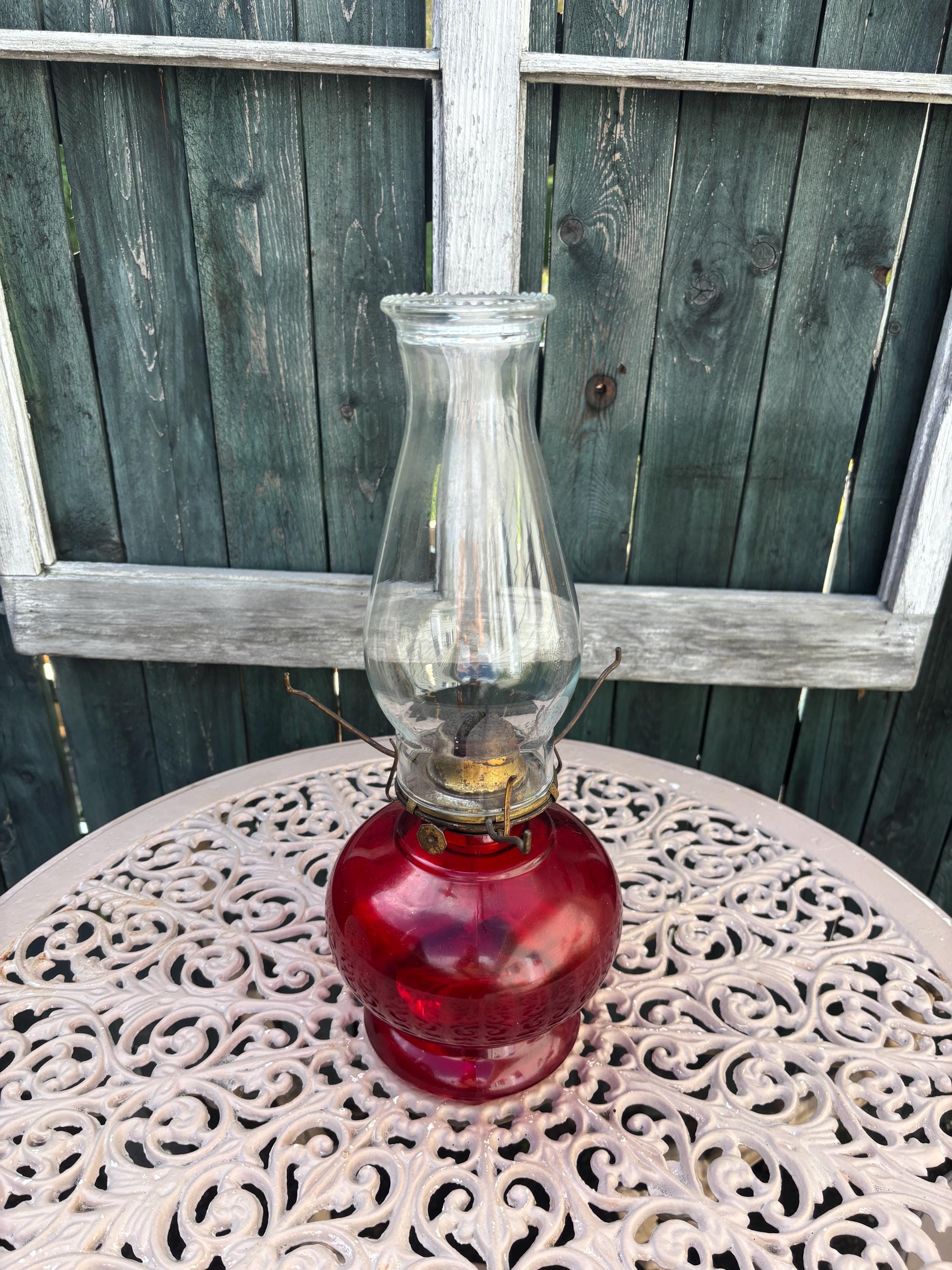 Lampada Ad Olio Di Cherosene Di Epoca Vetrosa Che Brucia Con Una Luce A Morbida Un Antico Banco Campagna Pavimenti Legno Image161296988