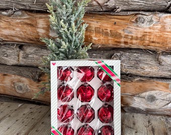 Décorations d'arbre de Noël en verre vintage dans une boîte. 12 ornements rouges.