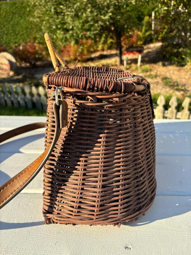 Créel de pêche en osier panier décoratif cabane maison lodge lac