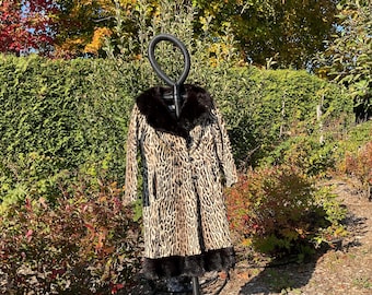 1970s  Leopard Print Coat / 1970s  Faux Fur Leopard Coat / 1970s Slim fit Coat/ Slight imperfections. Needs repairs. See photos.