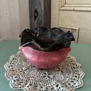 Maceta vintage pequeña de cerámica con forma de violeta africana.