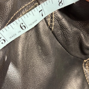veste en cuir vintage avec fermeture éclair sur le devant. Manteau en cuir noir « Danier » de taille moyenne. image 11
