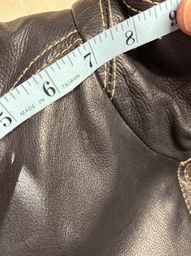 veste en cuir vintage avec fermeture éclair sur le devant. Manteau en cuir noir « Danier » de taille moyenne. image 11