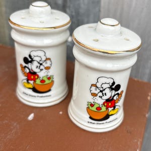 Conjunto vintage de saleiro e pimenteiro para fazer salada do Mickey Mouse da Walt Disney - Utensílios de cozinha colecionáveis da Disneyana.