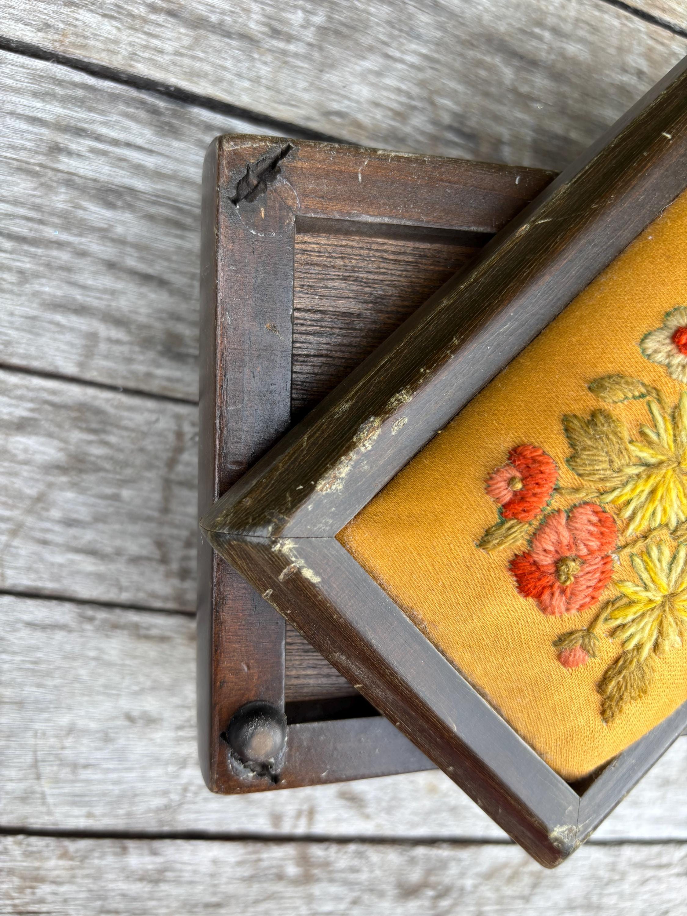 刺繍入りの蓋付きヴィンテージ木箱。宝物、宝石、裁縫道具など、様々な