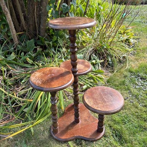 Vintage 4-Tier-Beistelltisch aus geschnitztem Holz. Landhausstil.
