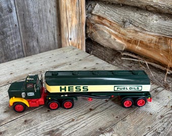 Caminhão de brinquedo Hess vintage de 1977, Amerada Hess Corporation. No estado em que se encontra. Veja a foto.