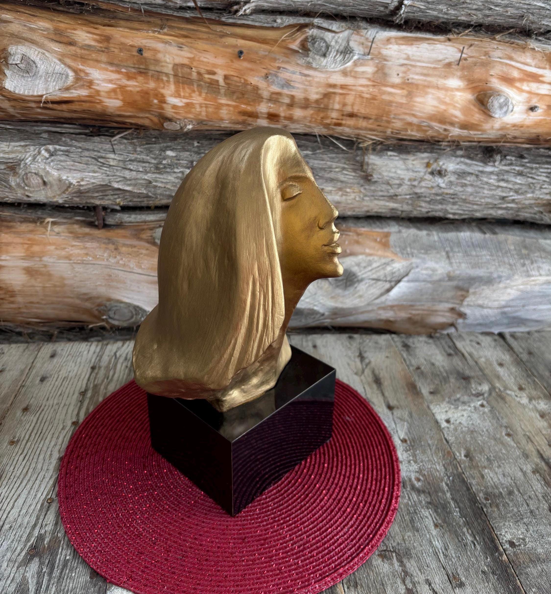 女性の頭部の彫刻。Austin SculptureのStargazer。 女性の頭部の彫刻。