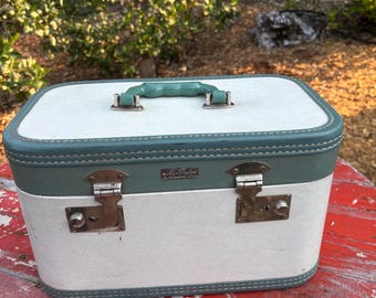 Mint green and cream AirPak train case. Ring on the inside of the lid! 1950s. Vintage travel suitcase. Toiletry case. Vanity Case.