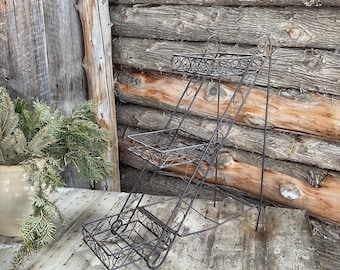 3-tier plant holder for garden and home decoration. Foldable Metal Shelf, Fruit and Plant Stand. Rusty, sign of wear.