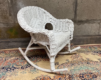 Vintage weißer Puppenstuhl aus Korbgeflecht. Schaukelstuhl. Puppenzubehör - 28 cm - Shabby Chic Dekor - Klein - Sammlerstück - Spielzeug - Kinderzimmer Dekor