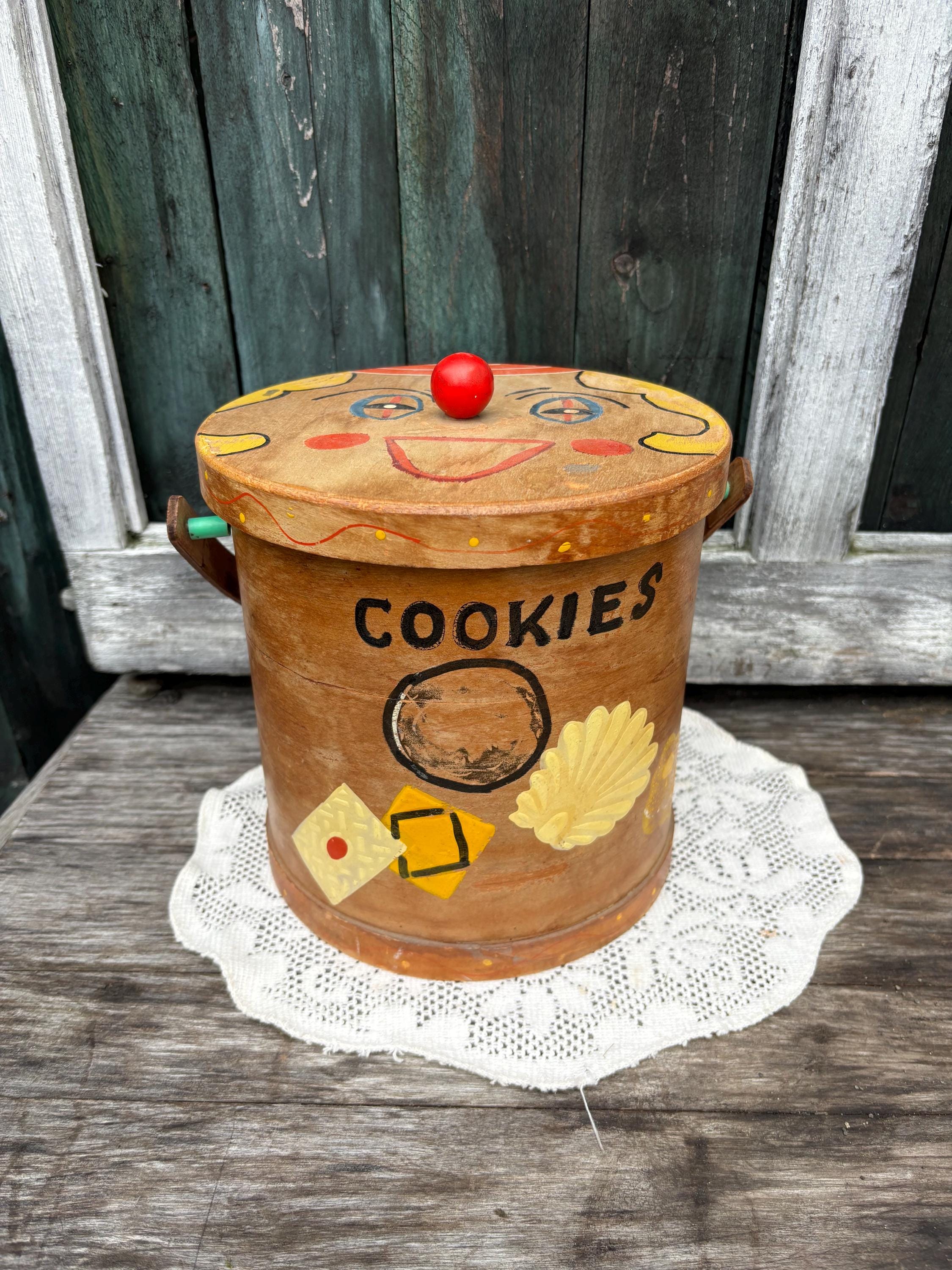 ヴィンテージの素朴な手描きの丸型木製クッキージャー/バケツ。ピエロ