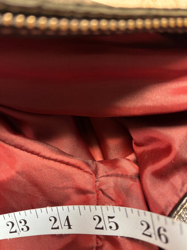 veste en cuir vintage avec fermeture éclair sur le devant. Manteau en cuir noir « Danier » de taille moyenne. image 13