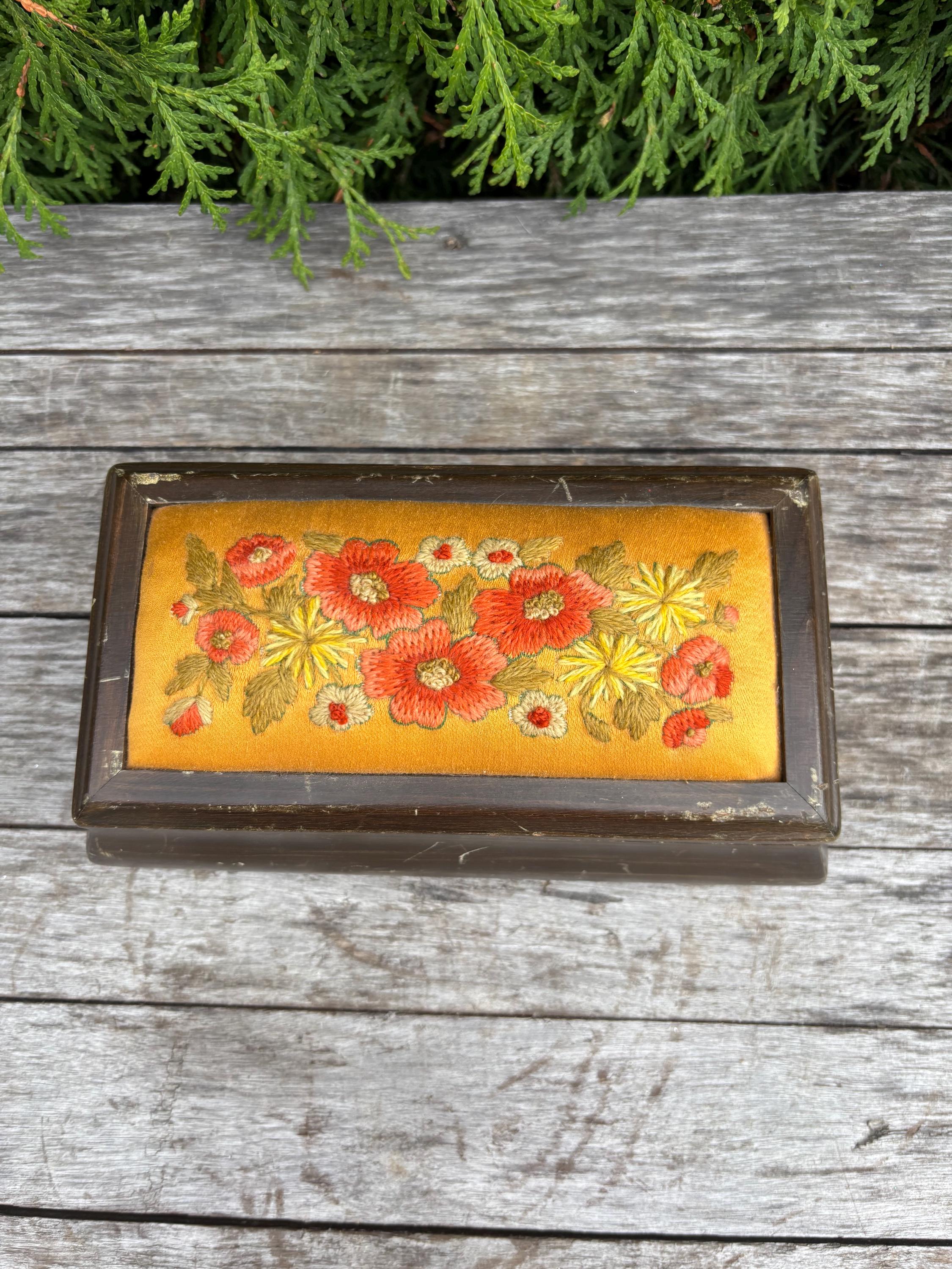 刺繍入りの蓋付きヴィンテージ木箱。宝物、宝石、裁縫道具など、様々な