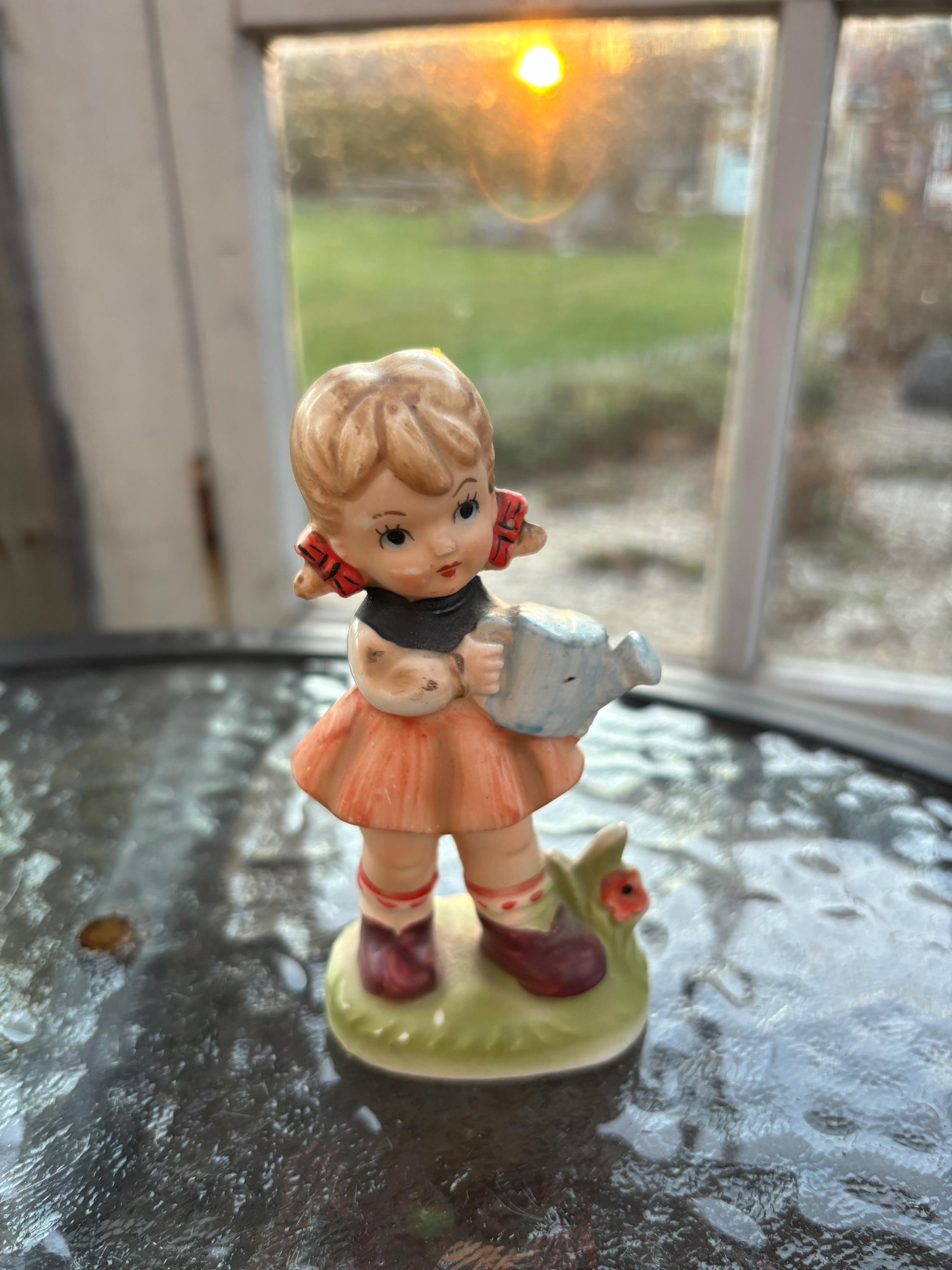 洋人形〈花を摘んでいる女の子〉 Vintage Japan Hand Painted Little Girl Figurine - Ceramic