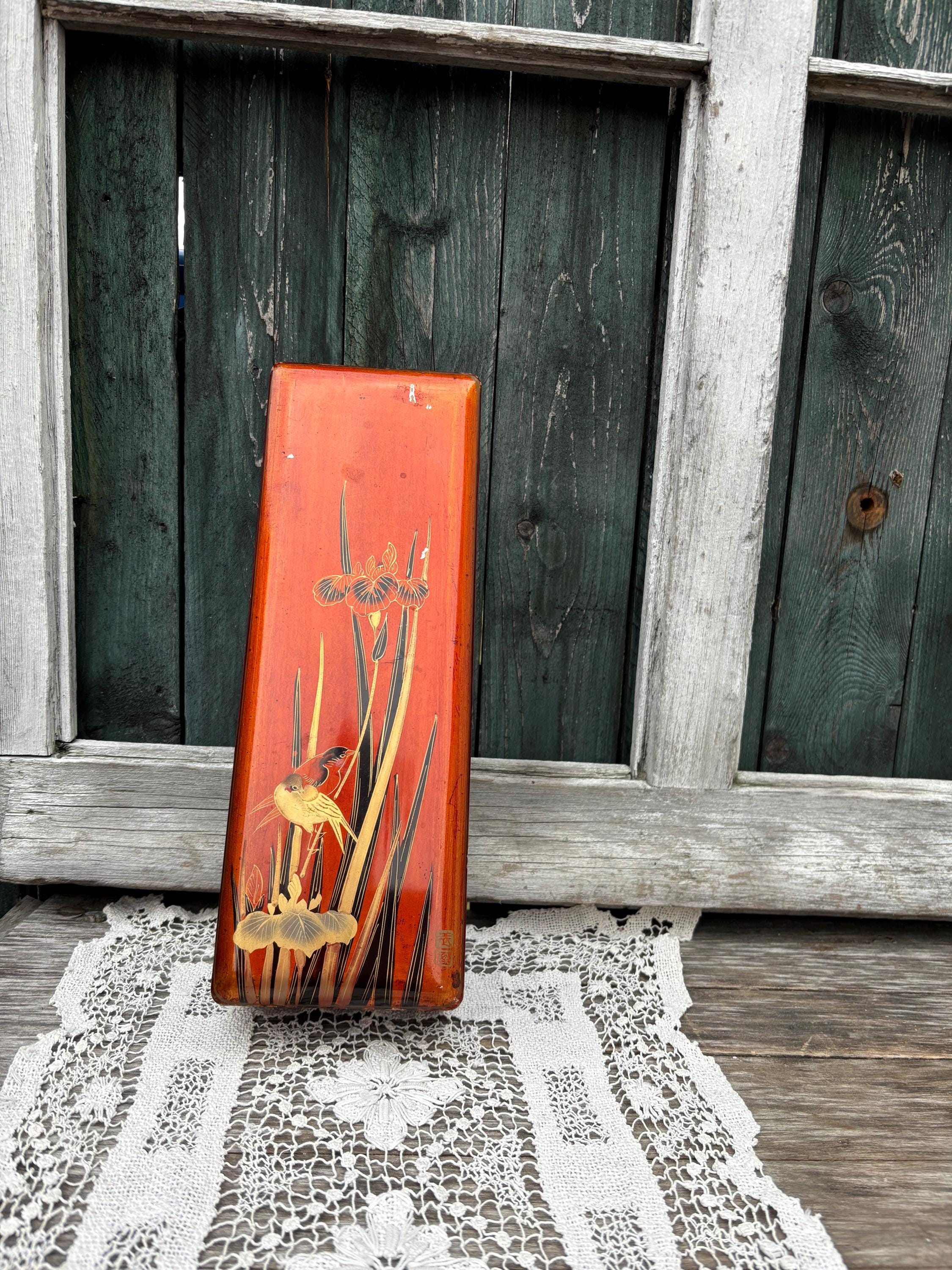 20世紀初頭のアンティークな日本製漆器箱。小物入れ。手袋は付属しま