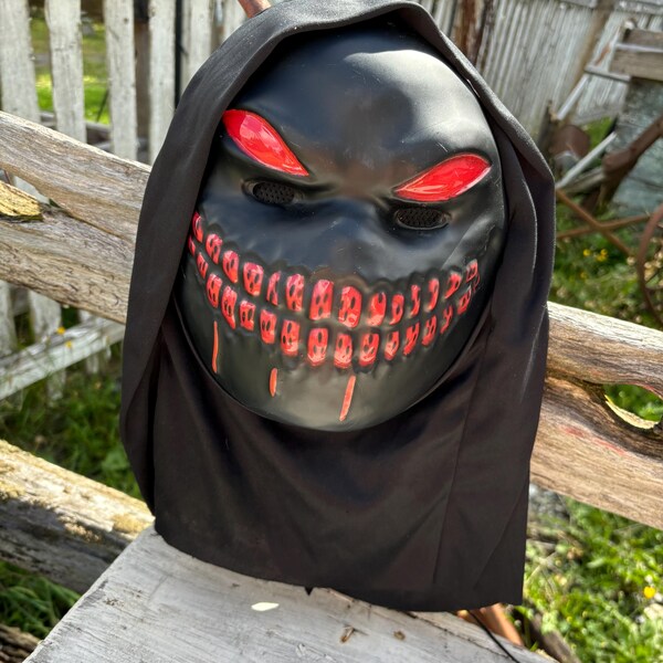 Happy Halloween Mask Ghoulish Scary. Light Up Glowing RED Eyes & Teeth -WORKS