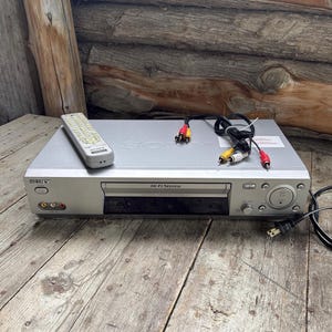 Sony SLV-N88 VCR VHS Hi-Fi Stereo Video Cassette Recorder with Remote Control and Connecting Cables. Works great.