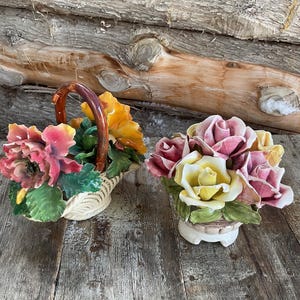 KIES... Porseleinen bloemenmand met grote rozen Porseleinen rozenmand, made in Italy. Beschadigd.