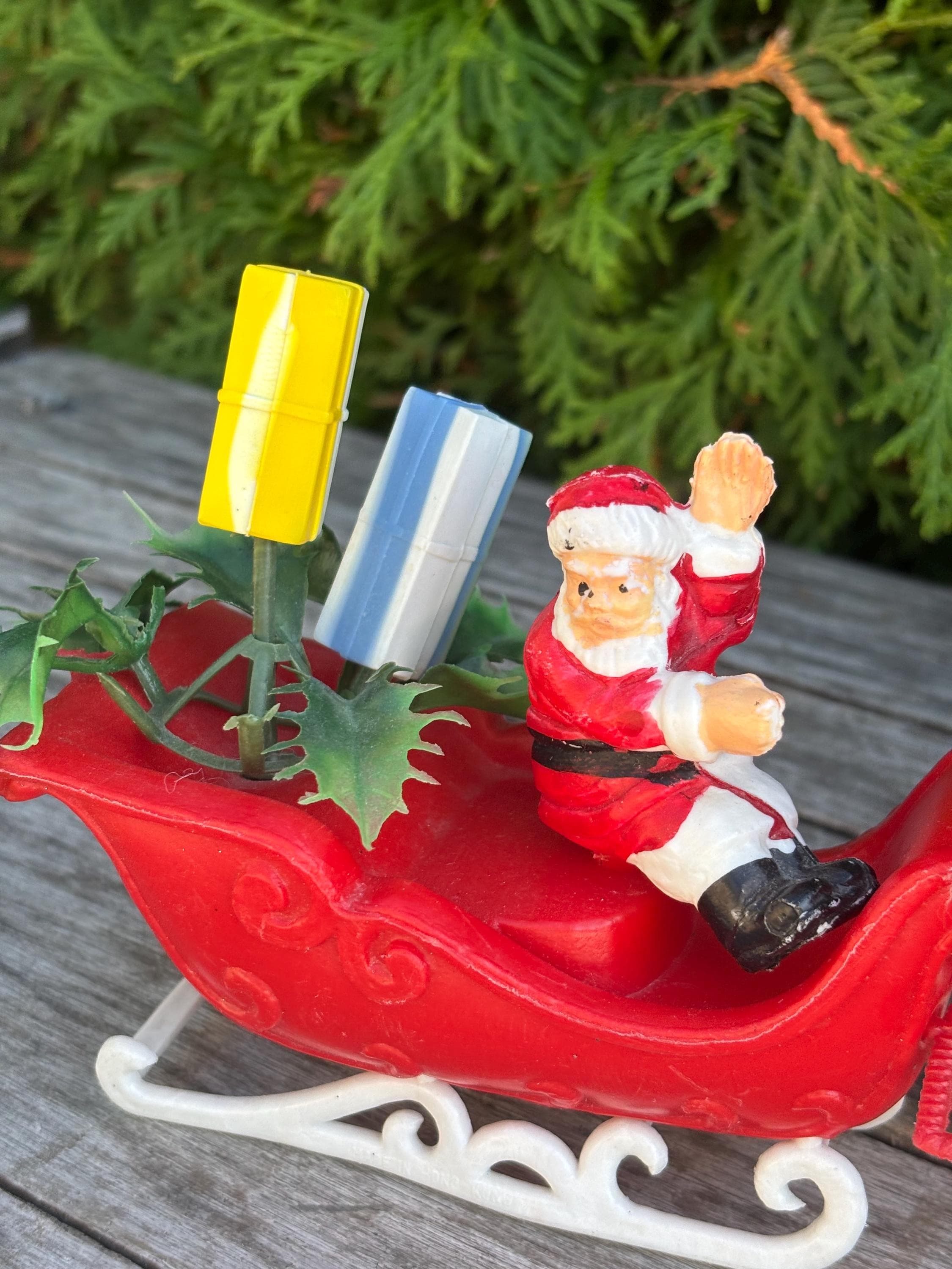 1960年代のプラスチック製サンタそり飾り（ヴィンテージ）。クリスマス 