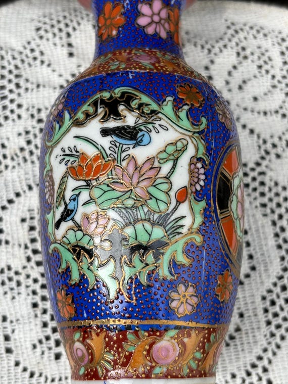 東洋風の花瓶。手描きの花と鳥が描かれたヴィンテージ磁器の花瓶