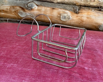 Fransk badkarshållare med roll-top, kromad skål, stor svamphållare, antik badrumsinredning, fransk bondgård.
