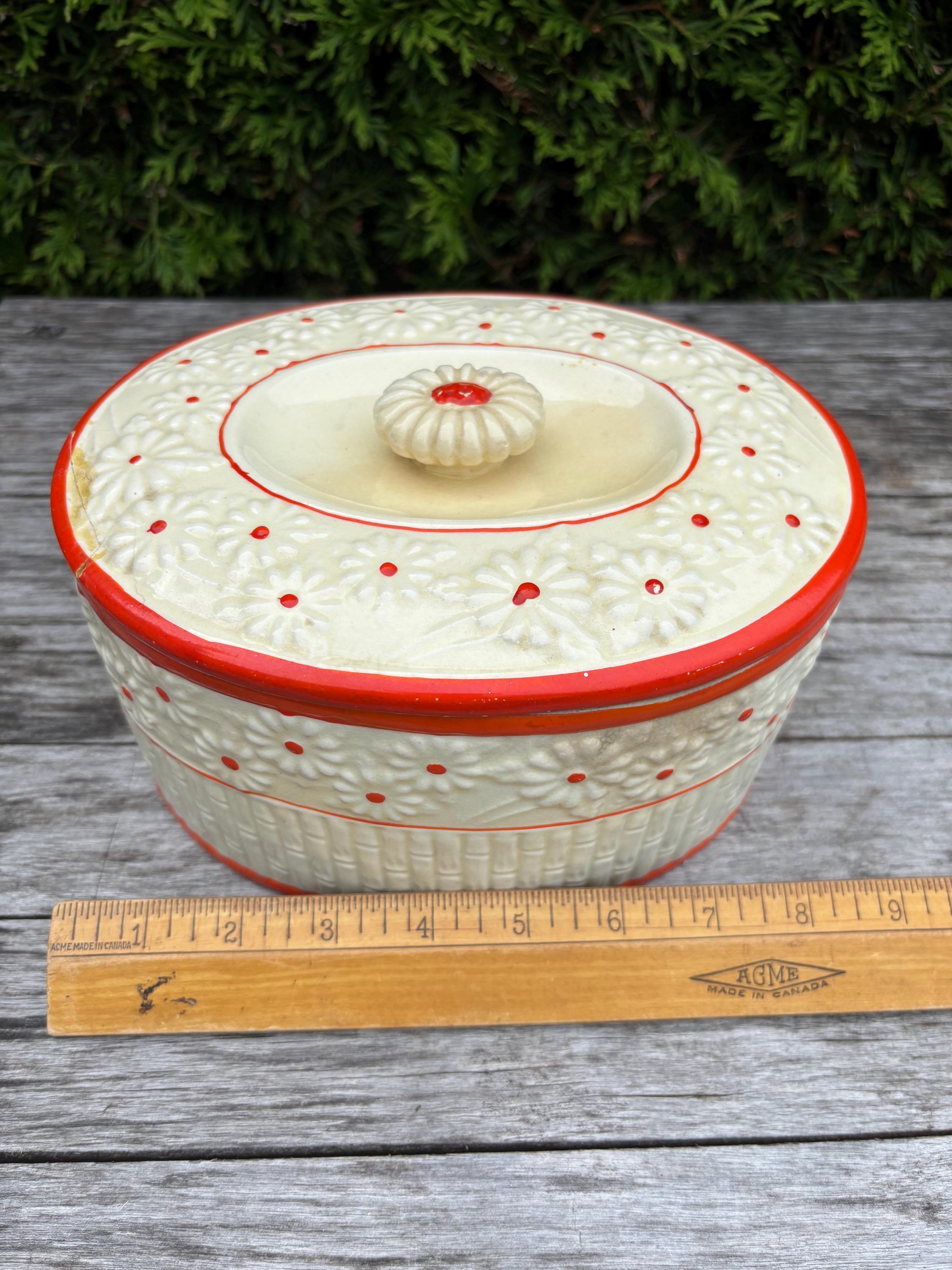 陶器の保存皿2個セット。浮き彫りの花模様と赤い水玉模様。日本製