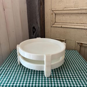 Alzata per torte vintage Tupperware Divide-A-Rack, composta da due pezzi, anni '70, vassoio da portata a tre livelli. Colore bianco.