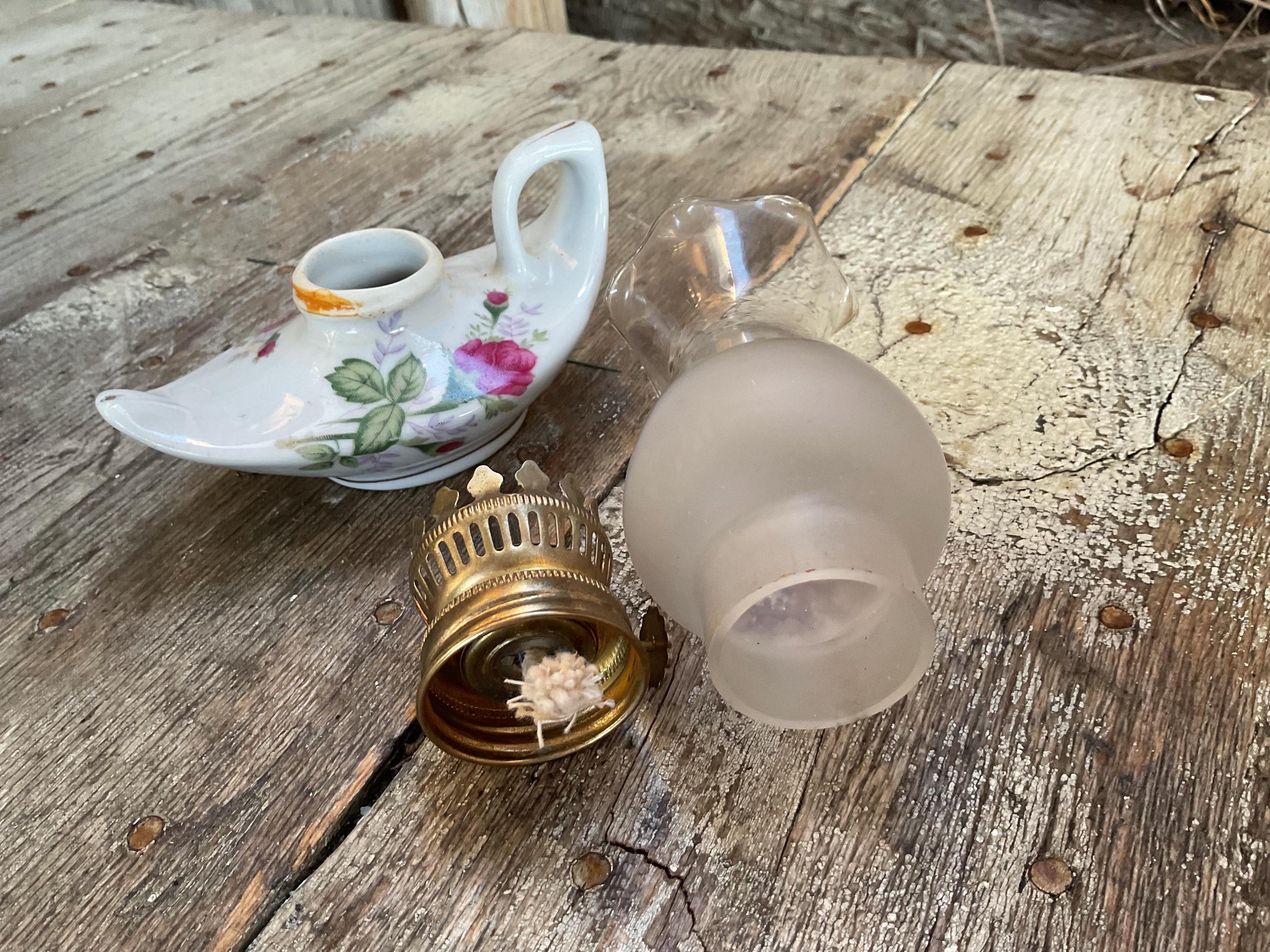 小さなオイルランプ ヴィンテージ ホワイト 花柄 磁器 6 インチ