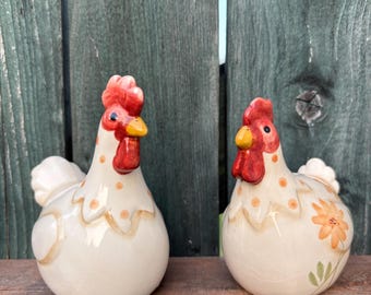 Salière et poivrière Poules blanches et rouges
