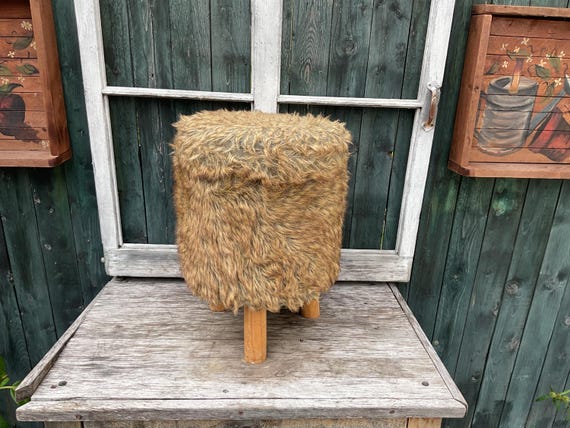 Pouf rond en fausse fourrure brune très douce avec pieds en bois. 17 pouces.