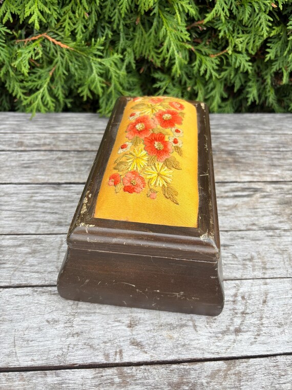 刺繍入りの蓋付きヴィンテージ木箱。宝物、宝石、裁縫道具など、様々な