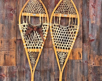 Vintage houten sneeuwschoenen, P.Q, Canada, (wereldberoemd) 14 x 36 inch ter decoratie. Gebroken.