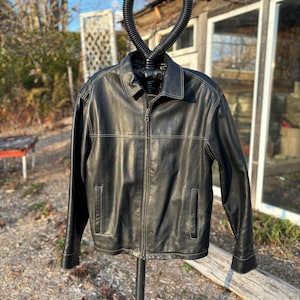 veste en cuir vintage avec fermeture éclair sur le devant. Manteau en cuir noir « Danier » de taille moyenne.