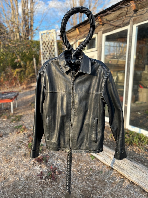 veste en cuir vintage avec fermeture éclair sur le devant. Manteau en cuir noir « Danier » de taille moyenne.