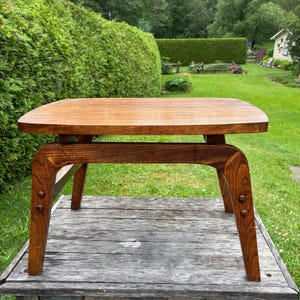 Tavolino in legno fatto a mano. Tavolo firmato. Tavolo in stile danese degli anni &#39;80/&#39;90.