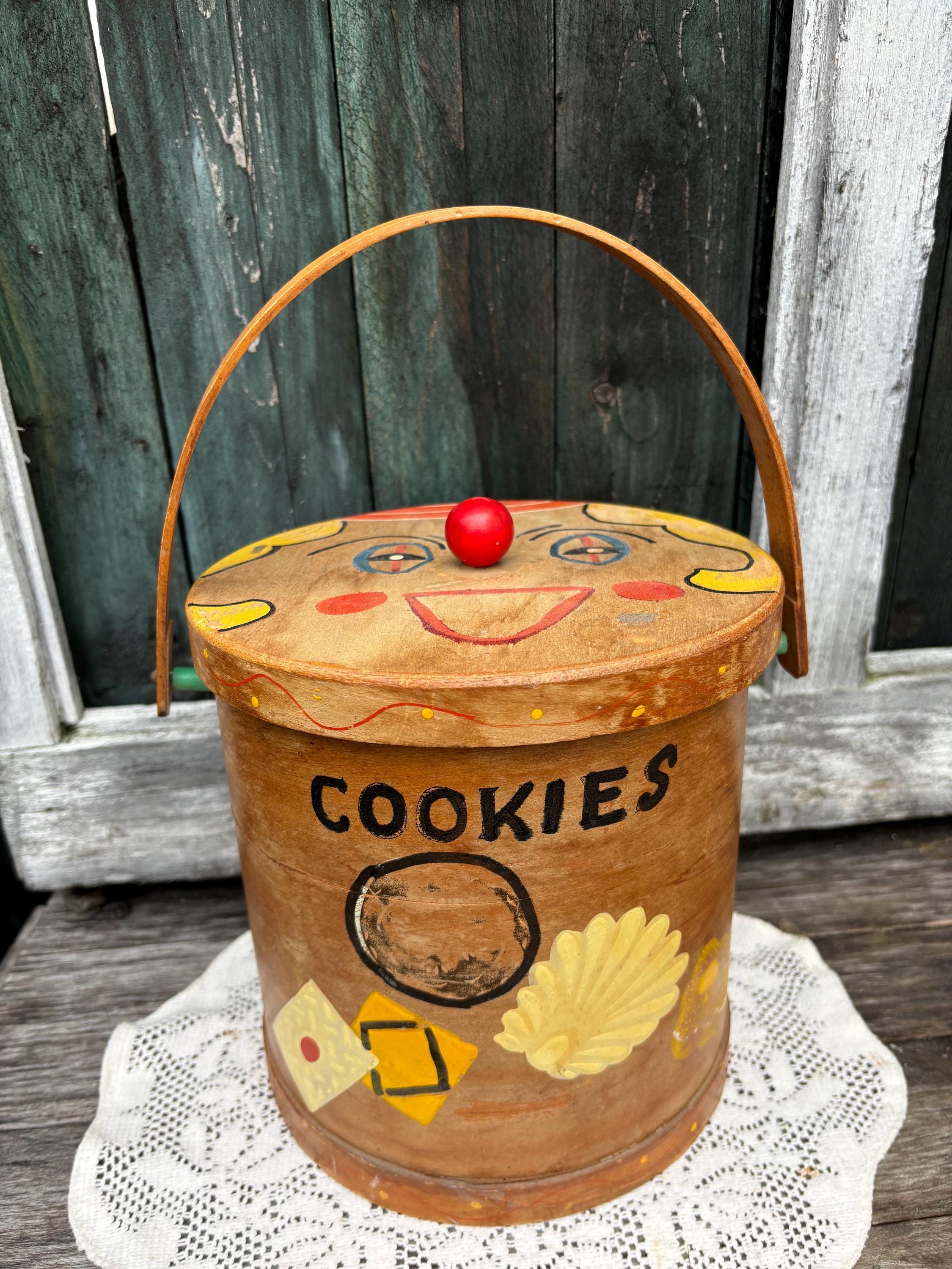 ヴィンテージの素朴な手描きの丸型木製クッキージャー/バケツ。ピエロ