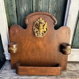 Tintenfässer und Briefhalter aus der Viktorianischen Zeit. Sehr schönes antikes Stück aus Holz mit einem goldenen Putten verziert.