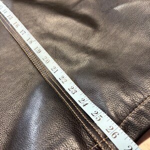 veste en cuir vintage avec fermeture éclair sur le devant. Manteau en cuir noir « Danier » de taille moyenne. image 12