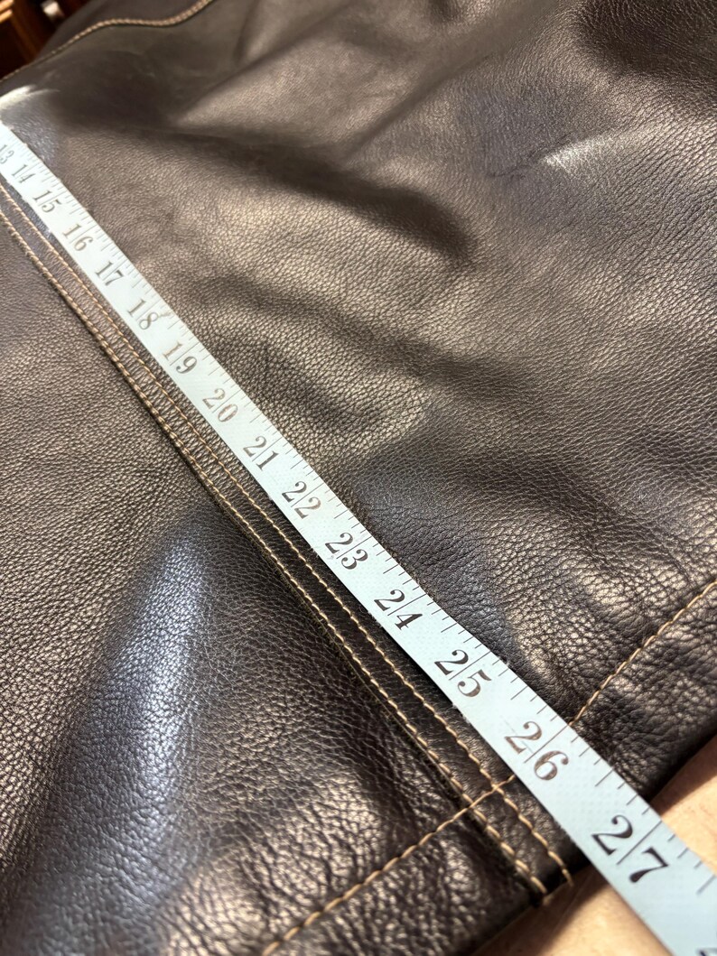 veste en cuir vintage avec fermeture éclair sur le devant. Manteau en cuir noir « Danier » de taille moyenne. image 12