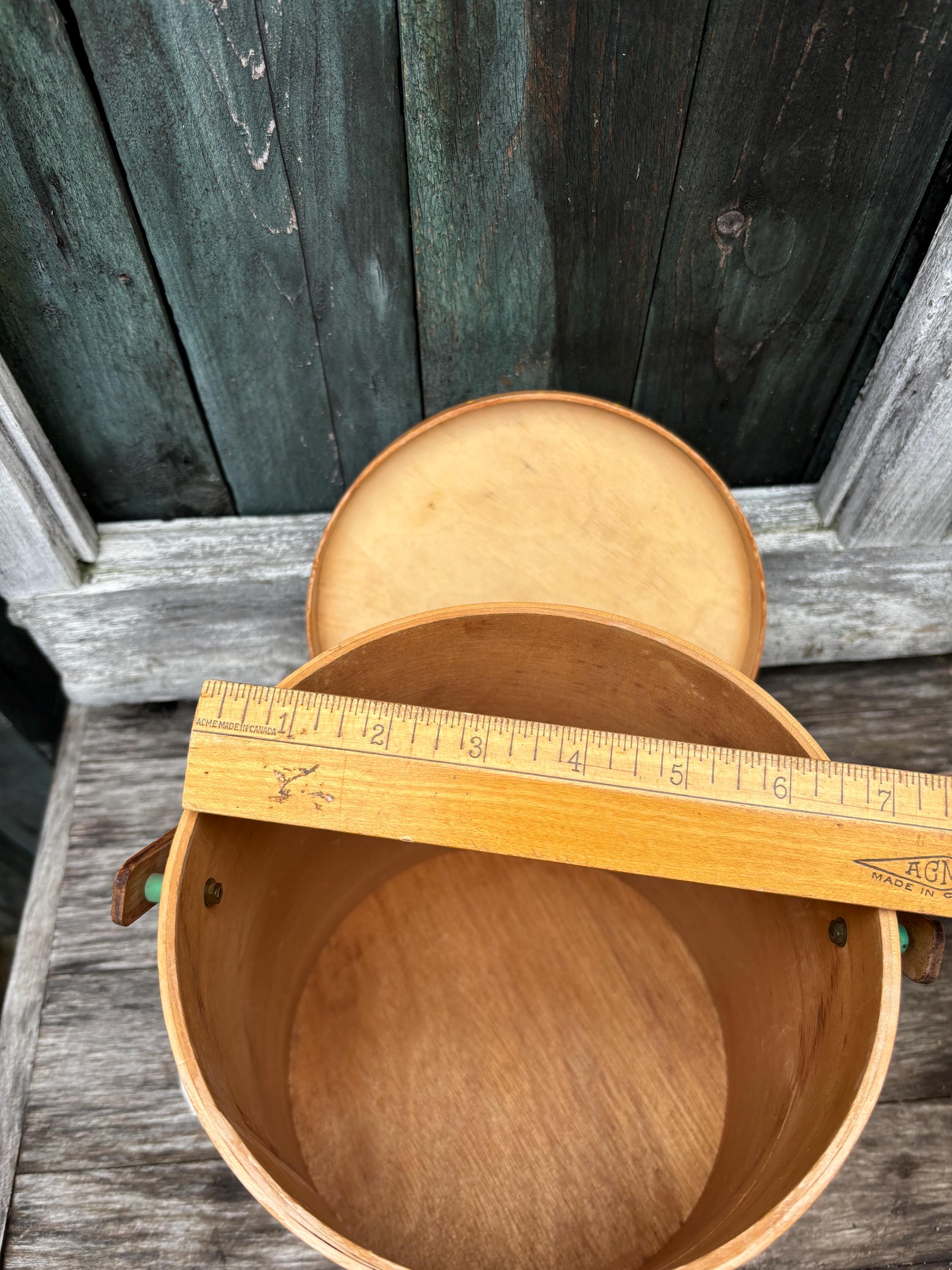 ヴィンテージの素朴な手描きの丸型木製クッキージャー/バケツ。ピエロ