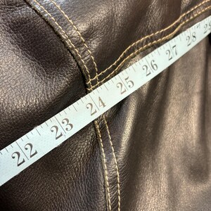 veste en cuir vintage avec fermeture éclair sur le devant. Manteau en cuir noir « Danier » de taille moyenne. image 14