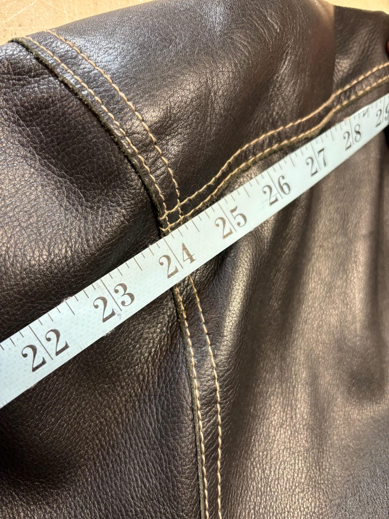 veste en cuir vintage avec fermeture éclair sur le devant. Manteau en cuir noir « Danier » de taille moyenne. image 14