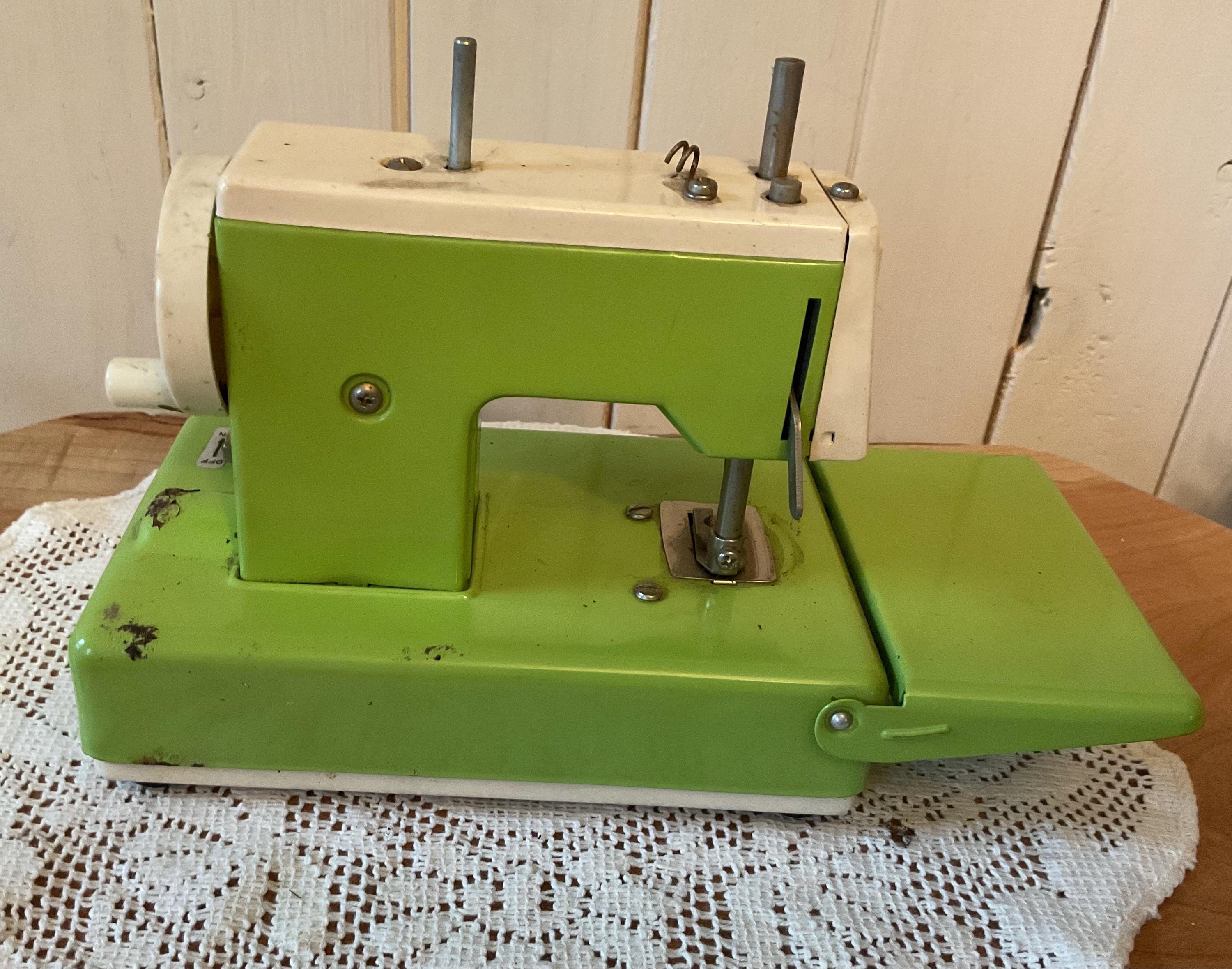 希少なヴィンテージ電池式ブリキ製ミシン玩具、1960年代。日本製 