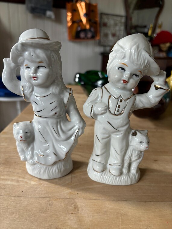 Vintage Weiß und Gold Porzellanfiguren Junge und Mädchen… Beide mit kleine Katze