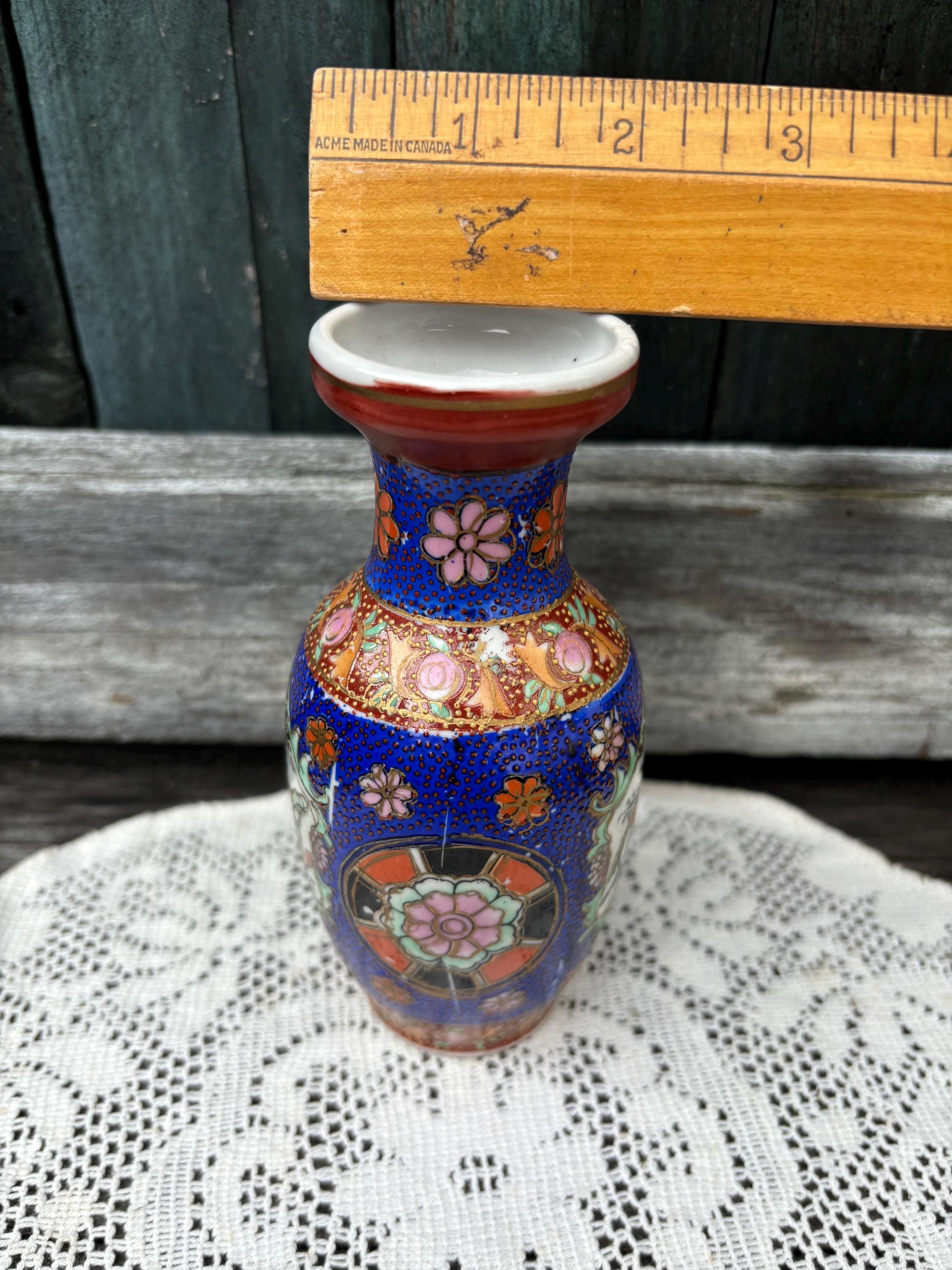 東洋風の花瓶。手描きの花と鳥が描かれたヴィンテージ磁器の花瓶