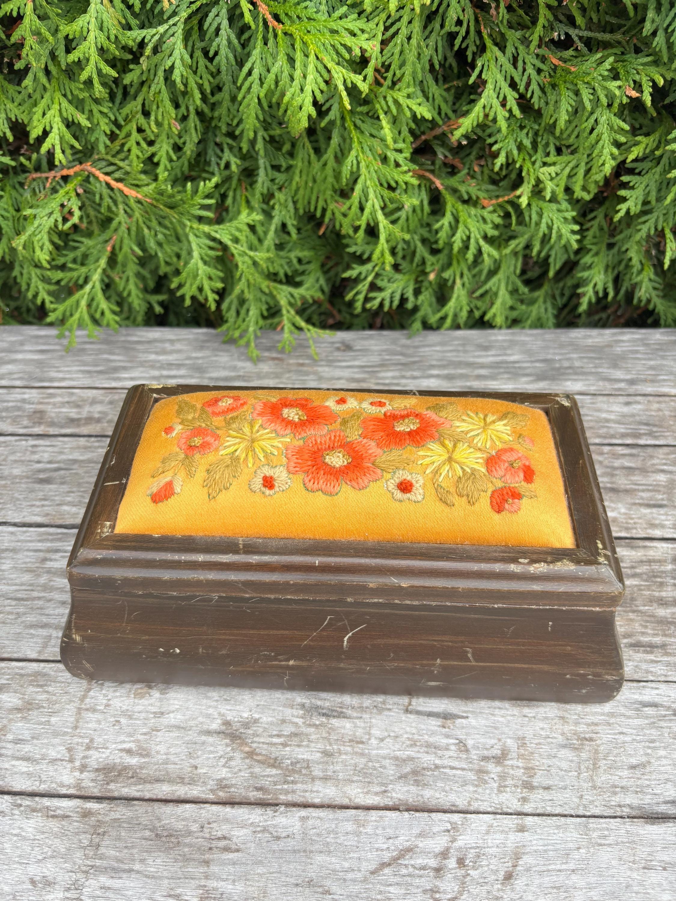 刺繍入りの蓋付きヴィンテージ木箱。宝物、宝石、裁縫道具など、様々な