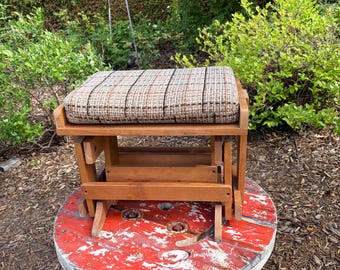 Pouf/poltrona a dondolo vintage anni '70 con baldacchino e schienale alto, in legno e tessuto a quadri.