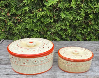 陶器の保存皿2個セット。浮き彫りの花模様と赤い水玉模様。日本製