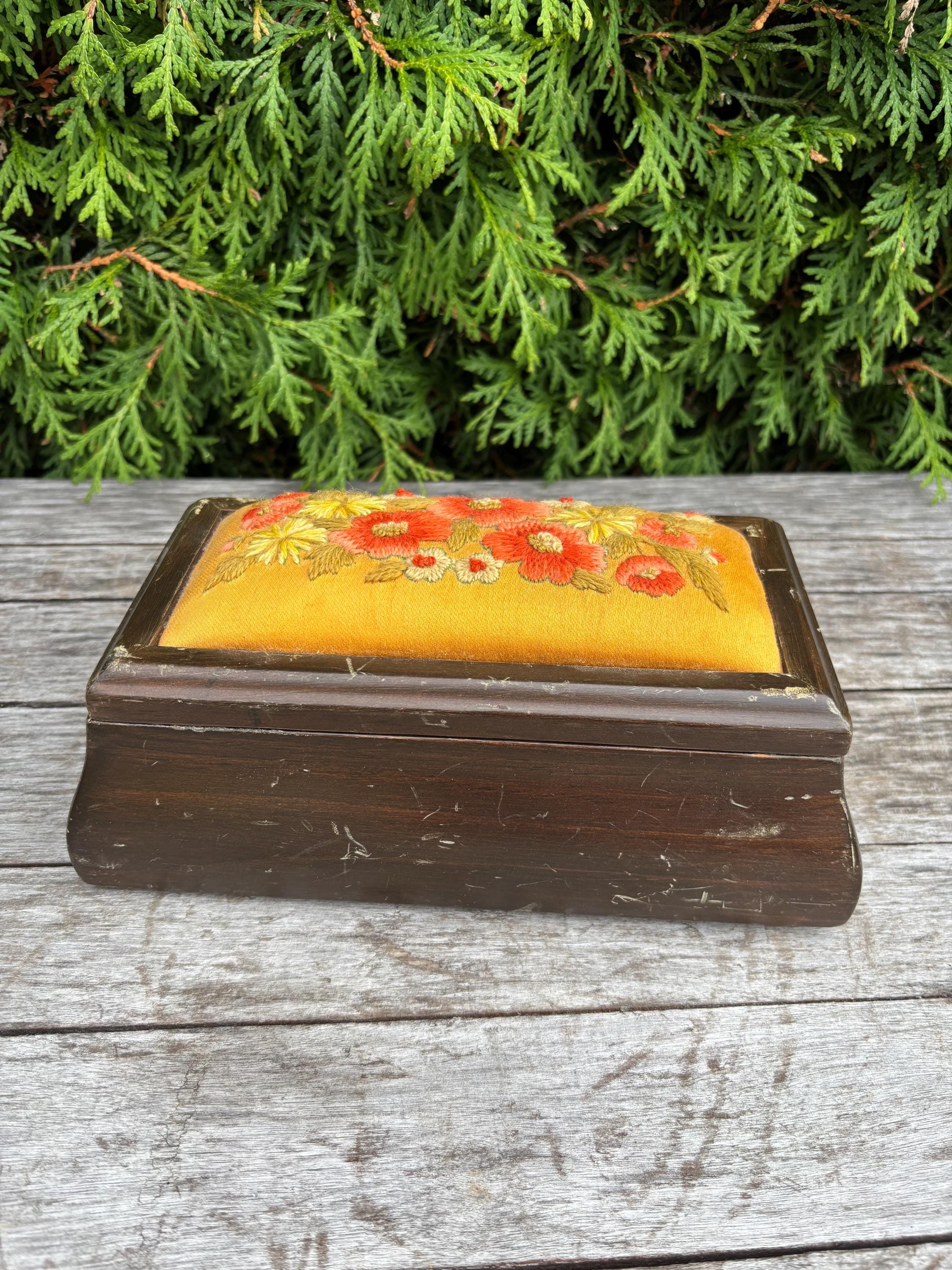 刺繍入りの蓋付きヴィンテージ木箱。宝物、宝石、裁縫道具など、様々な